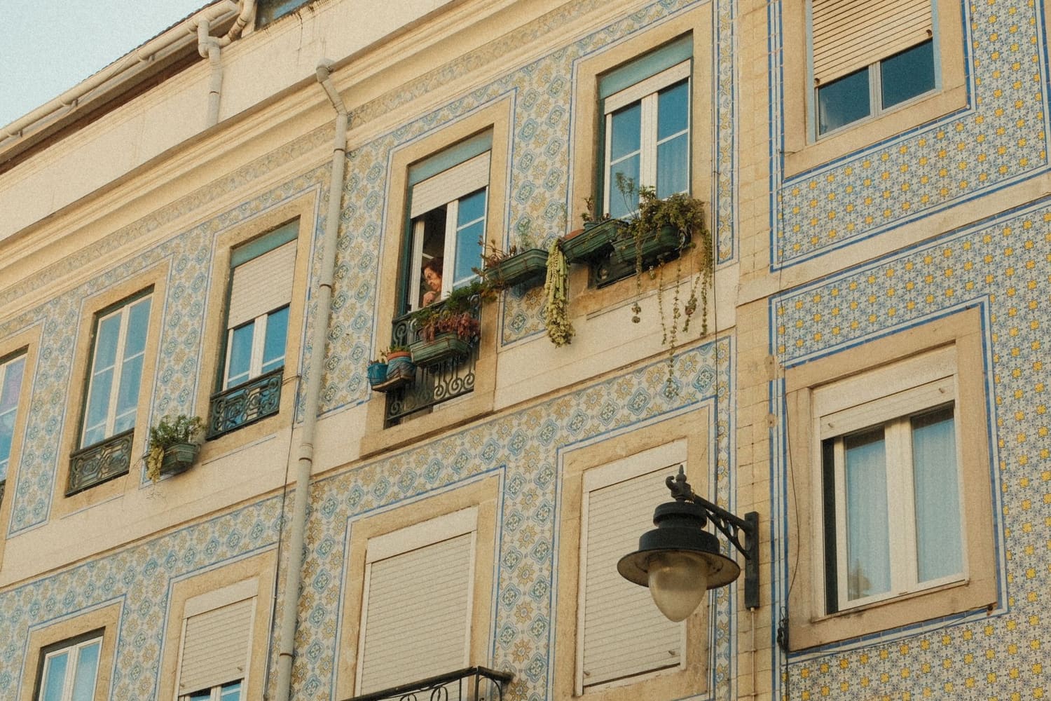 Fachada de um prédio de Lisboa com azulejos