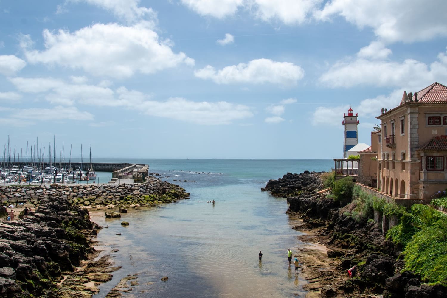 Marina e farol de Cascais junto ao mar